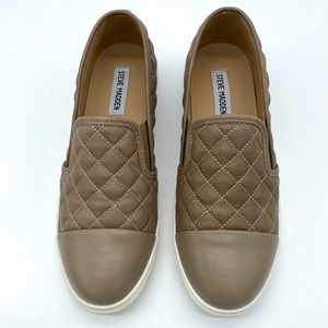 Steve Madden ZAANDER Womens Size 9 Slip On Beige Tan Pillow top cap toe EUC